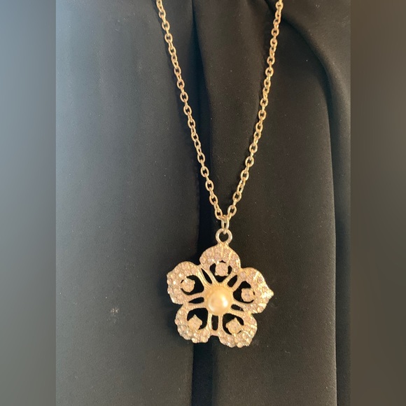 Jewelry - Pretty Flower Necklace